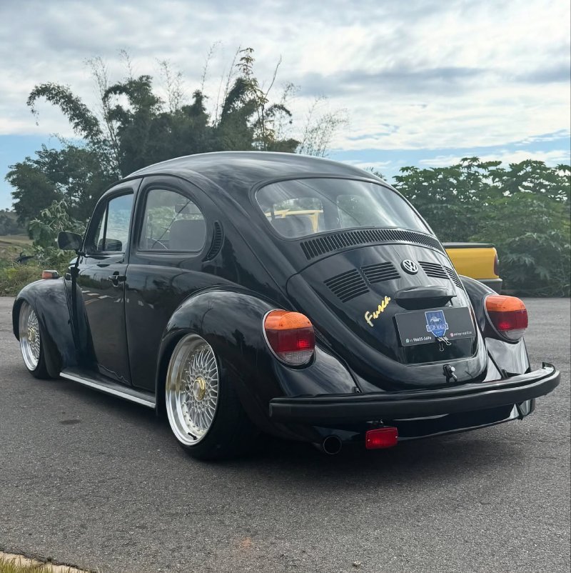 Fusca Itamar preto visto de trás com suspensão baixa