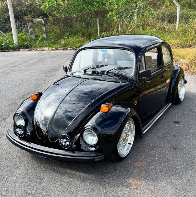 Fusca Itamar rebaixado com rodas BBS visto de trás