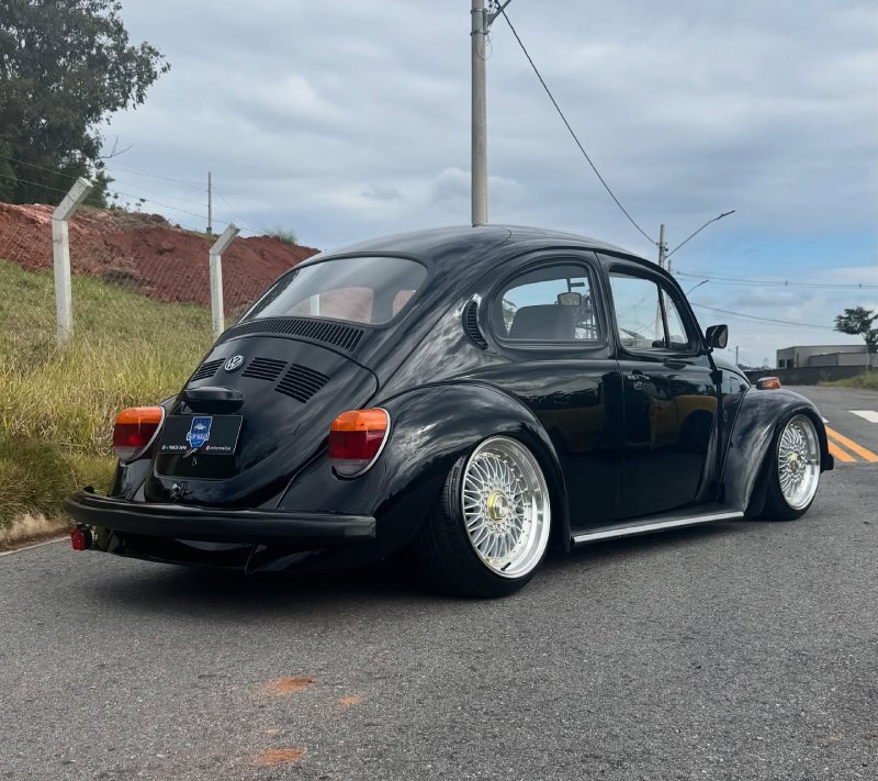 Fusca Itamar preto 1993 rebaixado com rodas BBS