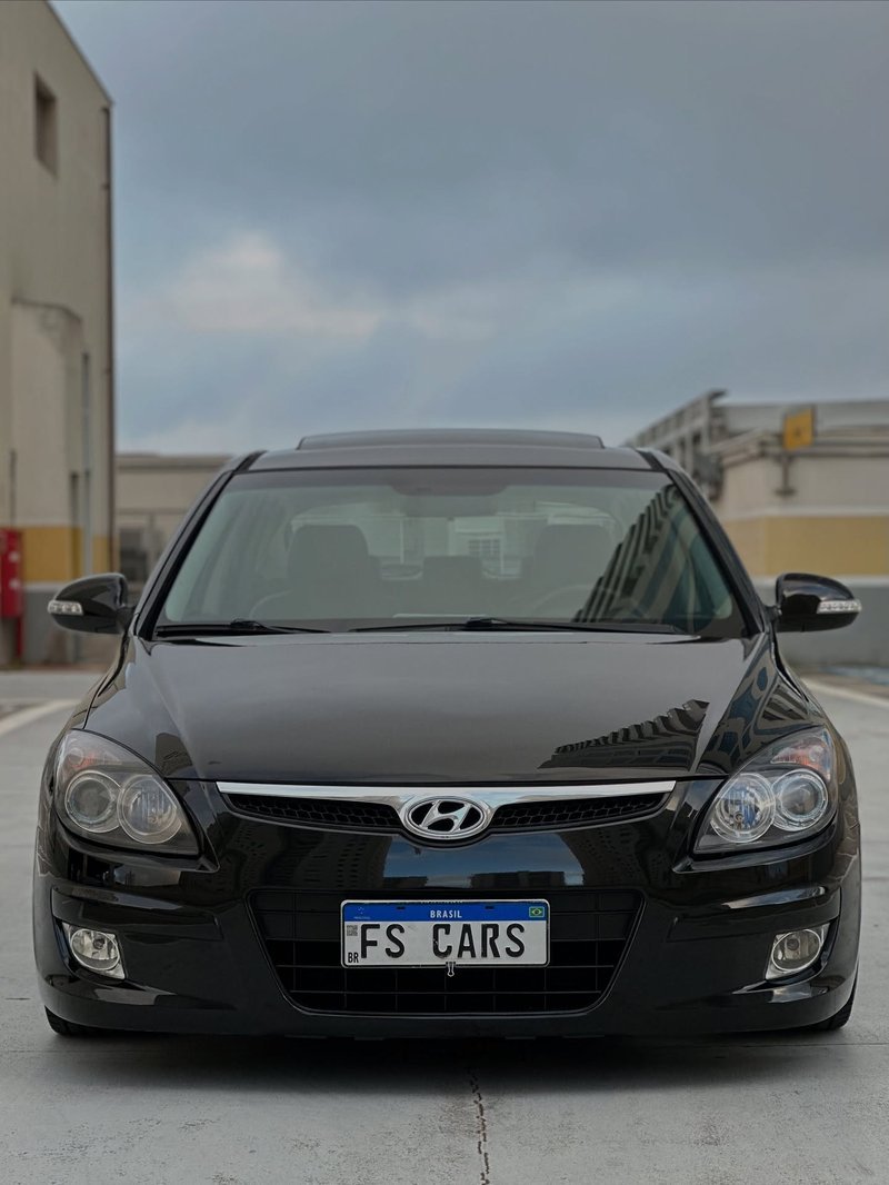 Frente do Hyundai i30 preto rebaixado com suspensão a ar e detalhes cromados