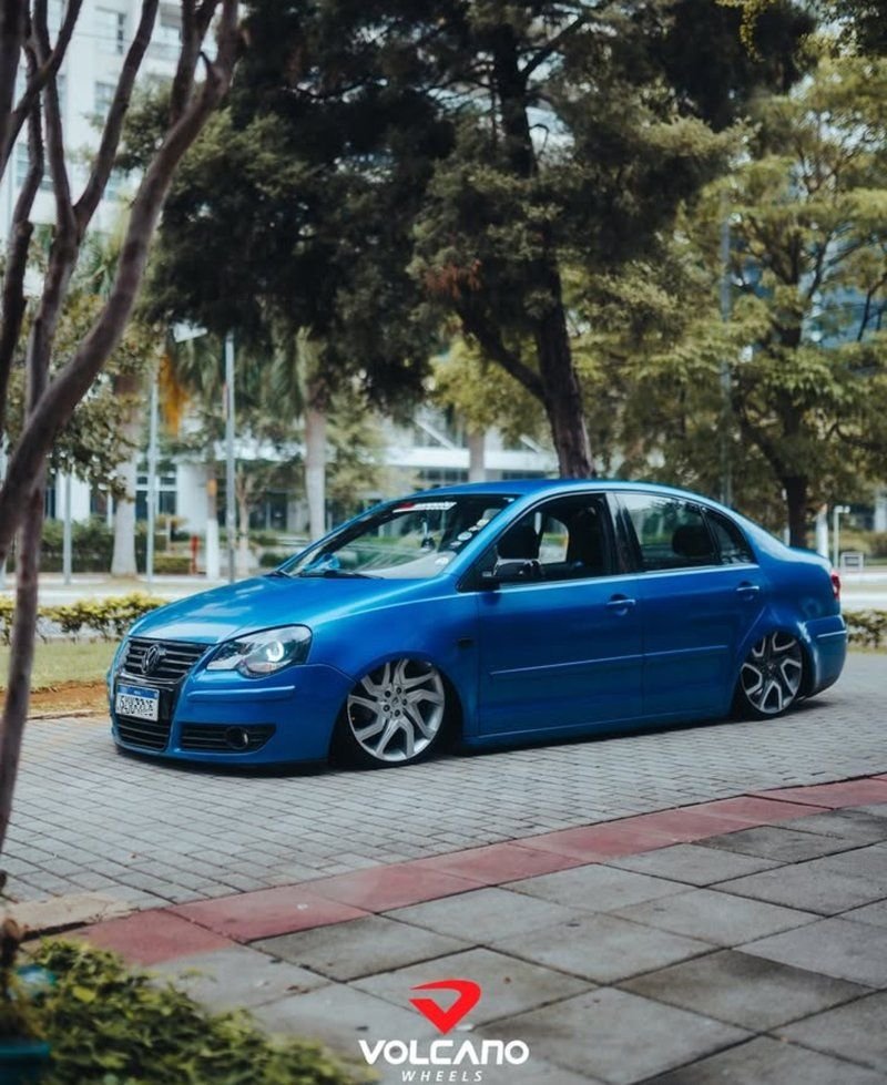 Detalhe das rodas Volcano Discovery aro 18 no Polo Sedan