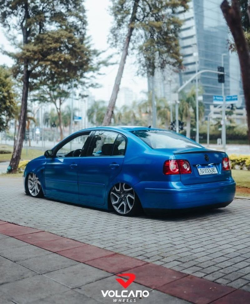 Traseira do Polo Sedan rebaixado com rodas Volcano