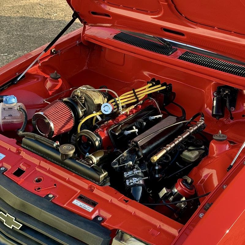 Motor turbo do Chevette SL vermelho com cofre limpo e detalhado