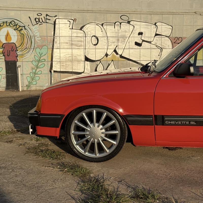 Detalhe do Chevette SL com destaque para a suspensão e rodas
