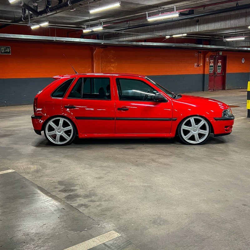 Lateral do Gol G3 vermelho rebaixado com rodas aro 17