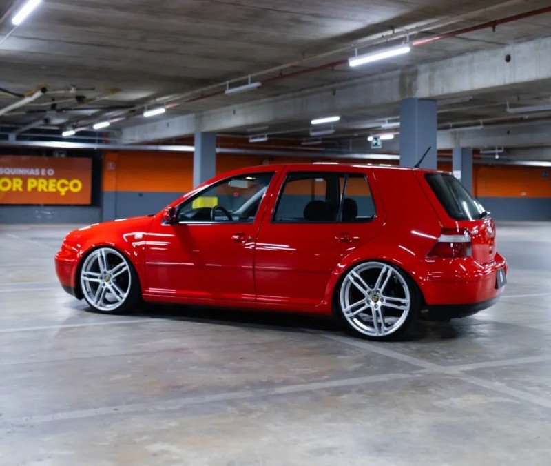 Golf MK4 vermelho rebaixado de frente com iluminação suave