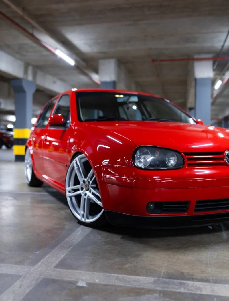 Detalhe das rodas aro 20 no Golf rebaixado