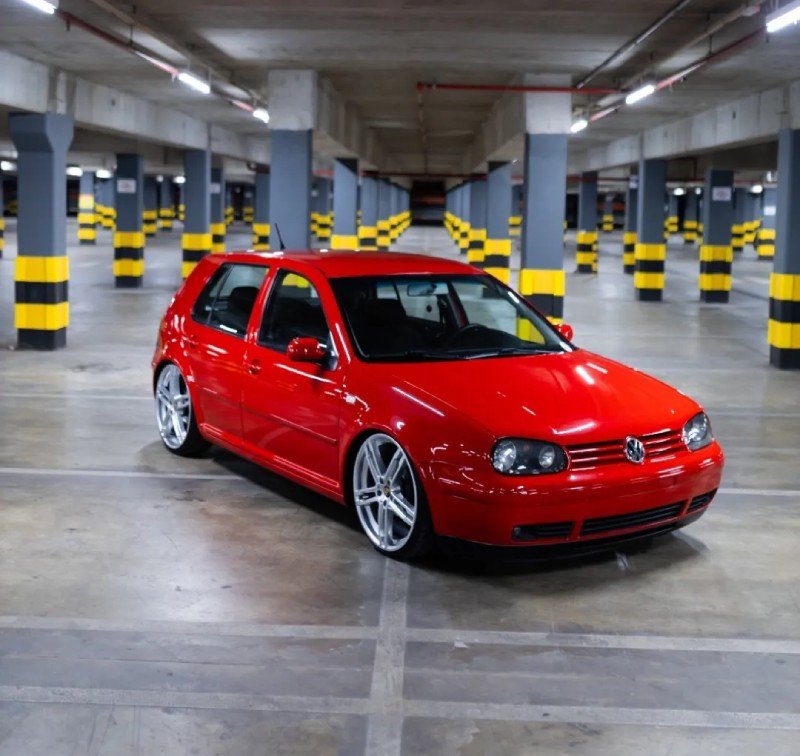 VW Golf Sapão vermelho rebaixado com rodas Porsche aro 20 visto de frente