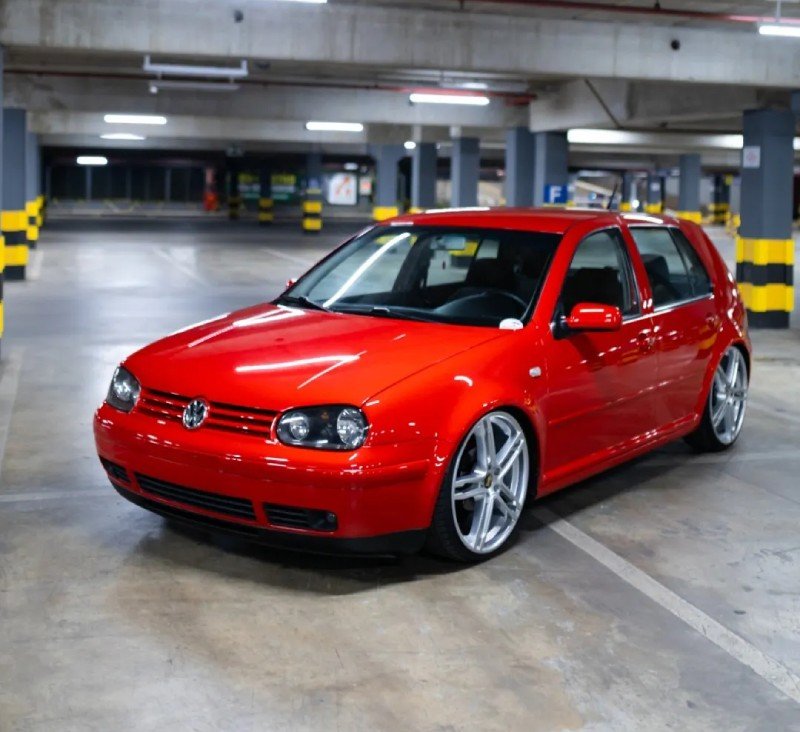 VW Golf vermelho rebaixado com suspensão slim em garagem