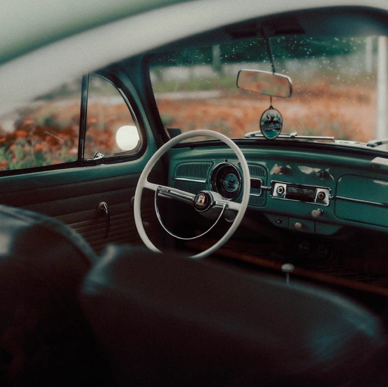 Interior preservado do Fusca 1963 com painel verde e volante branco