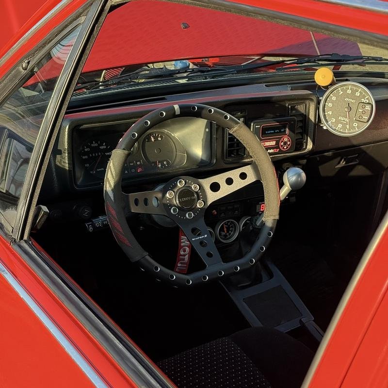 Interior do Chevette SL com volante esportivo e conta-giros