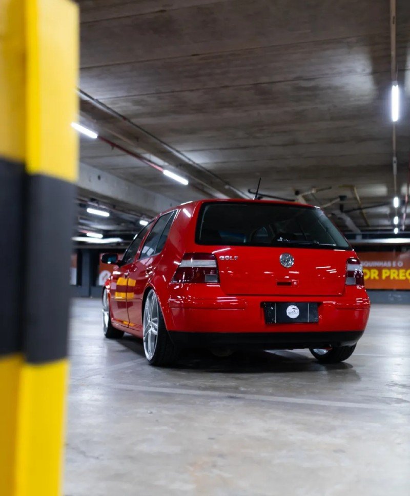 VW Golf vermelho rebaixado visto por trás