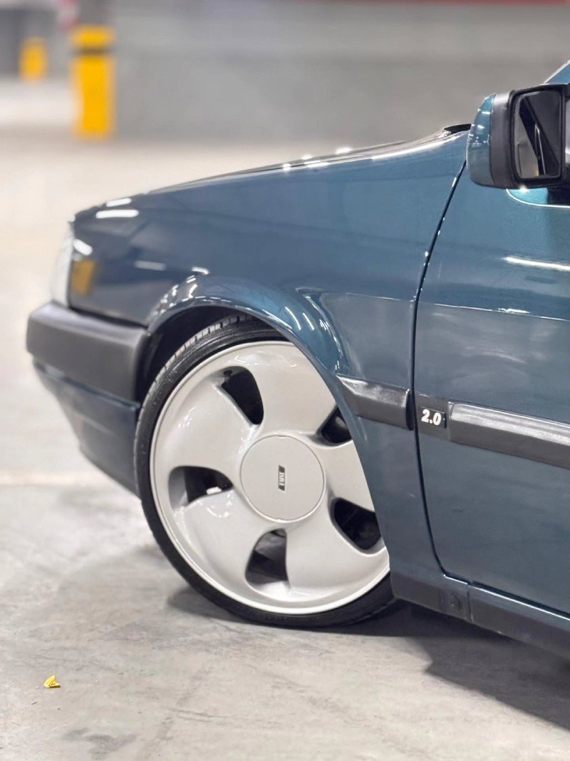 Detalhe das rodas e suspensão fixa do Tempra