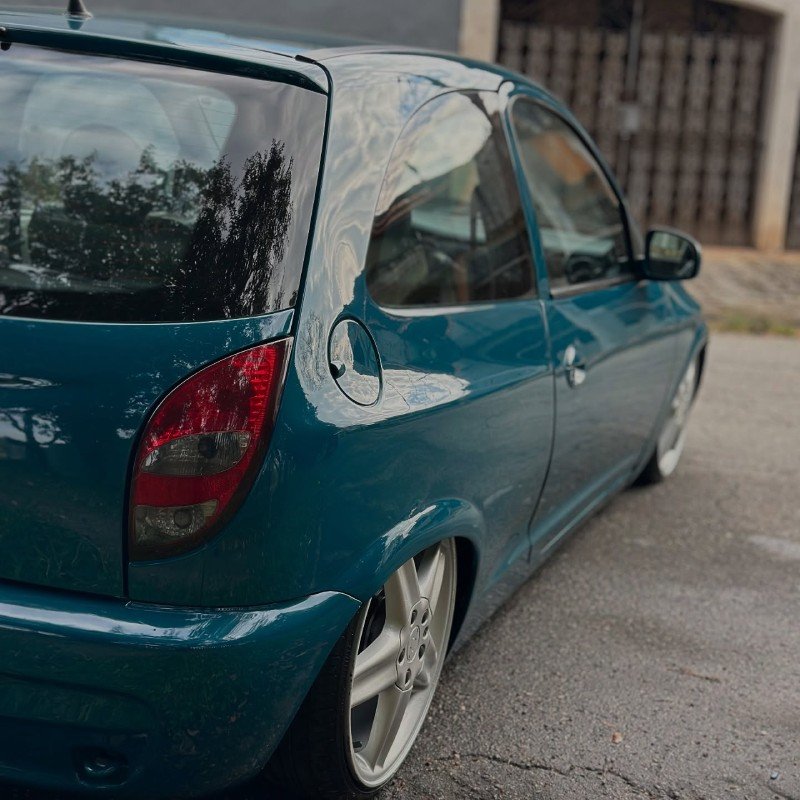 Chevrolet Celta 1.0 rebaixado visto de traseira 3/4