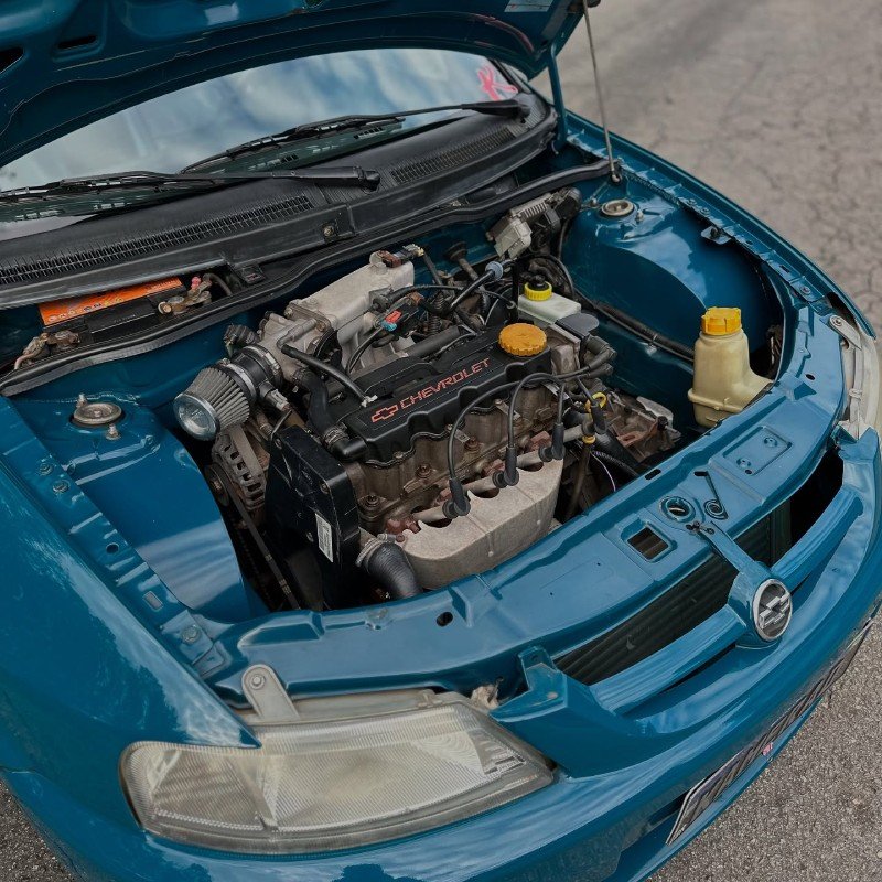 Cofre do Chevrolet Celta 1.0 com motor 1.0 de 8 válvulas