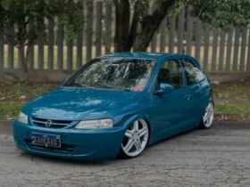 Chevrolet Celta rebaixado com rodas aro 17