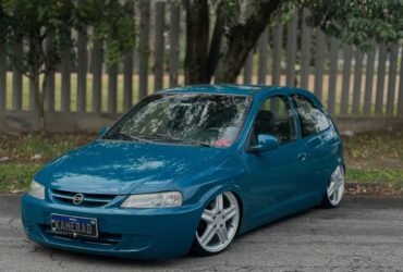Chevrolet Celta rebaixado com rodas aro 17