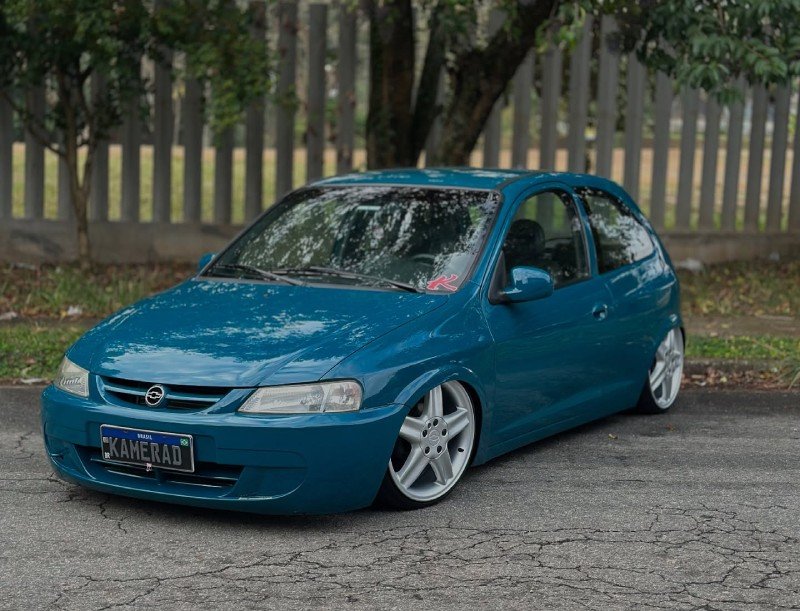 Chevrolet Celta rebaixado com rodas aro 17