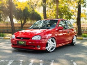 Chevrolet Corsa GSi 1995 vermelho rebaixado com rodas aro 17 e suspensão preparada