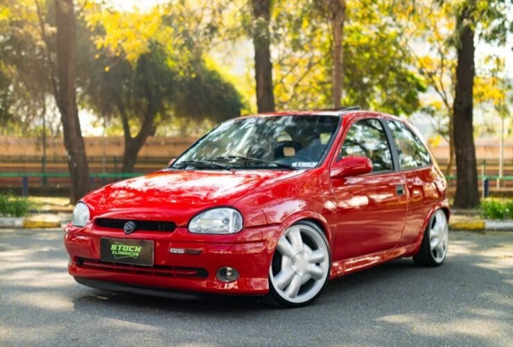 Chevrolet Corsa GSi 1995 vermelho rebaixado com rodas aro 17 e suspensão preparada