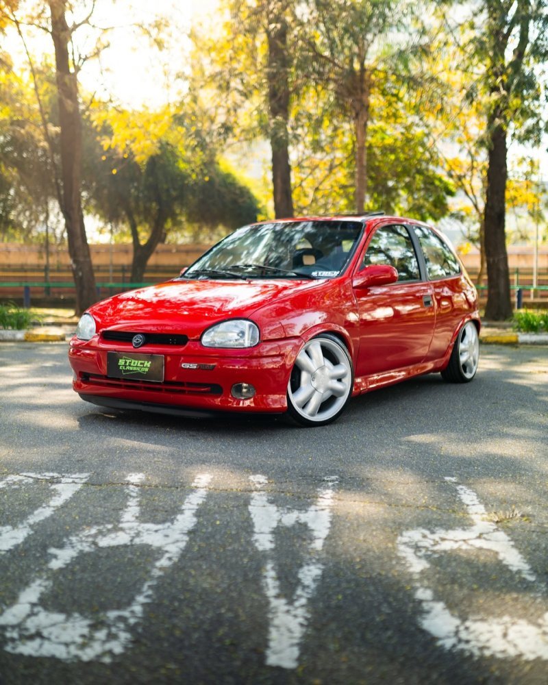 Chevrolet Corsa GSi 1995 vermelho rebaixado, frente 3/4, rodas aro 17 e suspensão preparada