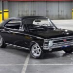 Chevrolet Opala Especial 1972 preto com teto de vinil, três-quartos dianteiro, rodas Weld Prostar aro 15.