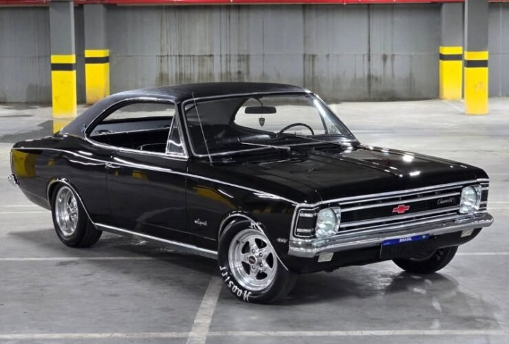 Chevrolet Opala Especial 1972 preto com teto de vinil, três-quartos dianteiro, rodas Weld Prostar aro 15.