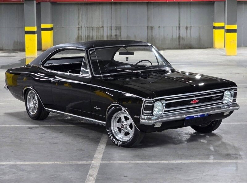 Chevrolet Opala Especial 1972 preto com teto de vinil, três-quartos dianteiro, rodas Weld Prostar aro 15.