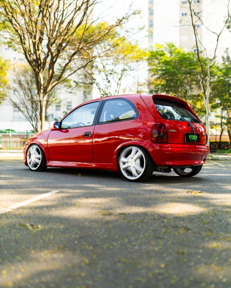 Chevrolet Corsa GSi 1995 vermelho rebaixado visto de traseira 3/4