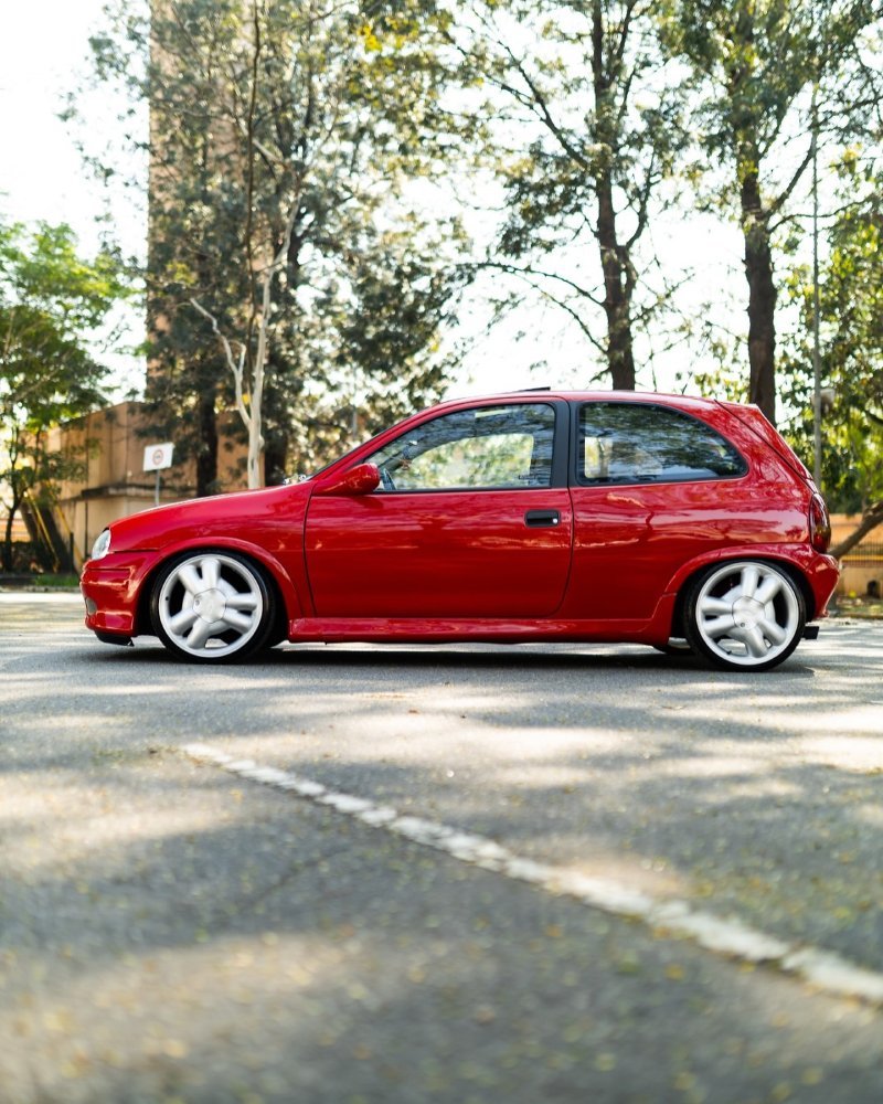 Chevrolet Corsa GSi 1995 vermelho rebaixado em vista lateral