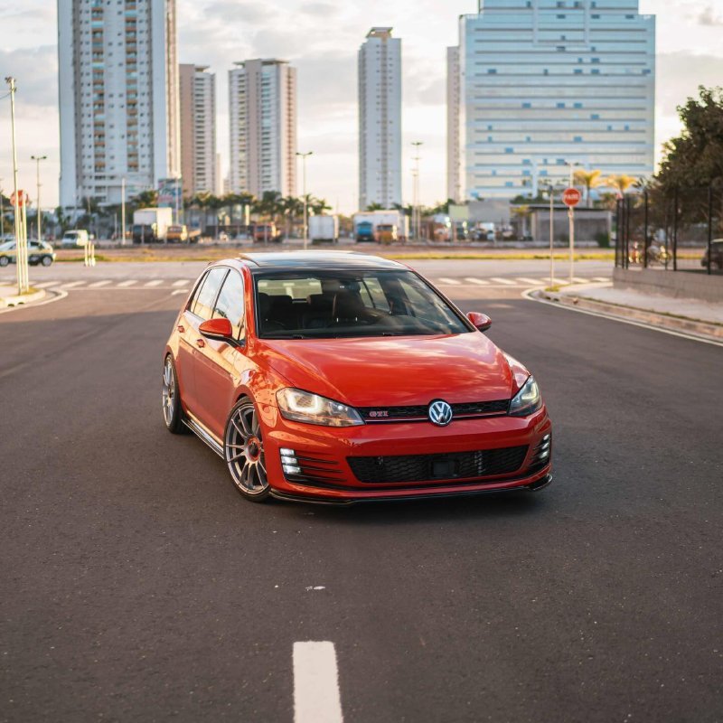 Volkswagen Golf GTI vermelho rebaixado com frente baixa e rodas OZ 19
