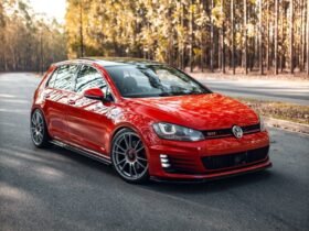 Volkswagen Golf GTI vermelho rebaixado com rodas OZ Racing aro 19 em via urbana