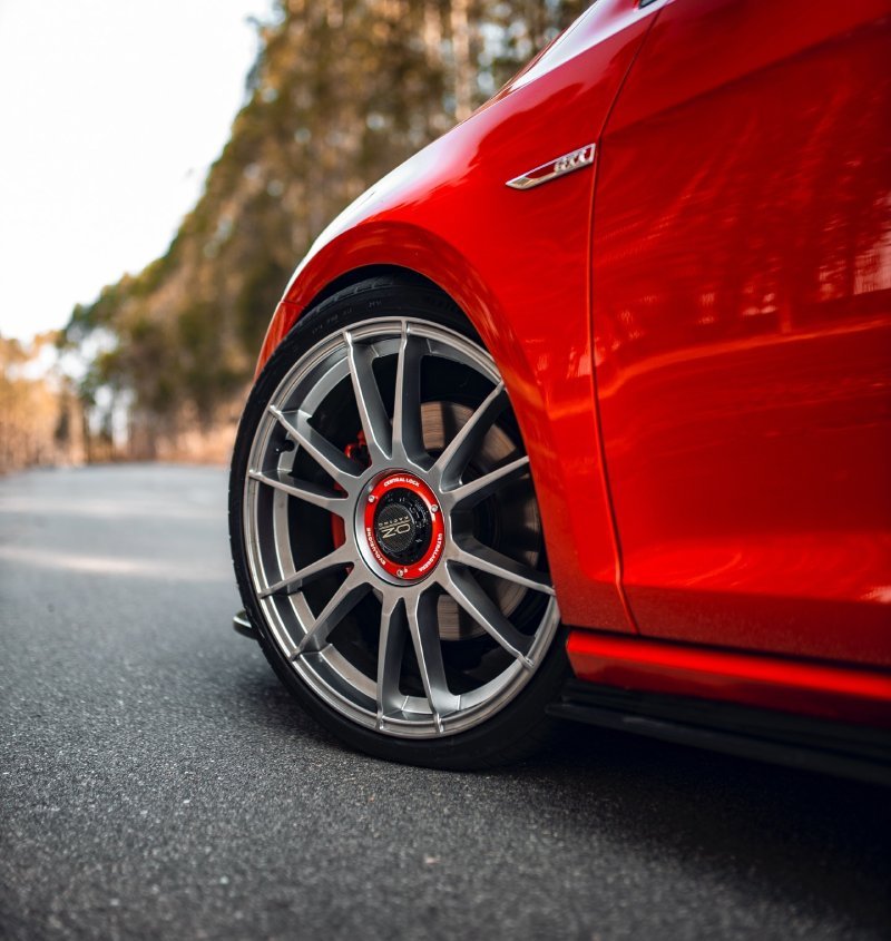 Close das rodas OZ Racing aro 19 no Golf GTI vermelho