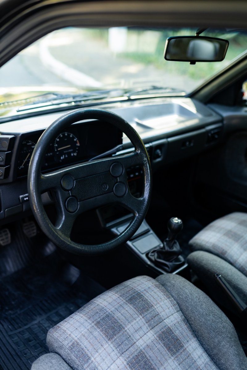Interior do Voyage Sport 1994 com volante original e bancos Recaro