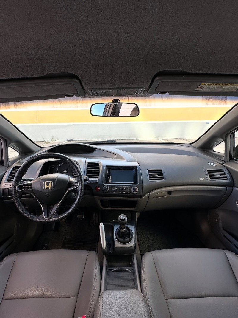 Interior do Honda Civic G8 com câmbio manual