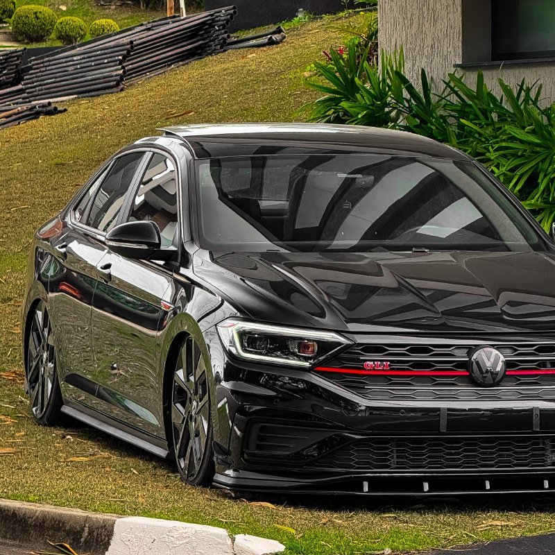 Frente do Jetta GLI preto com grade vermelha e rebaixado