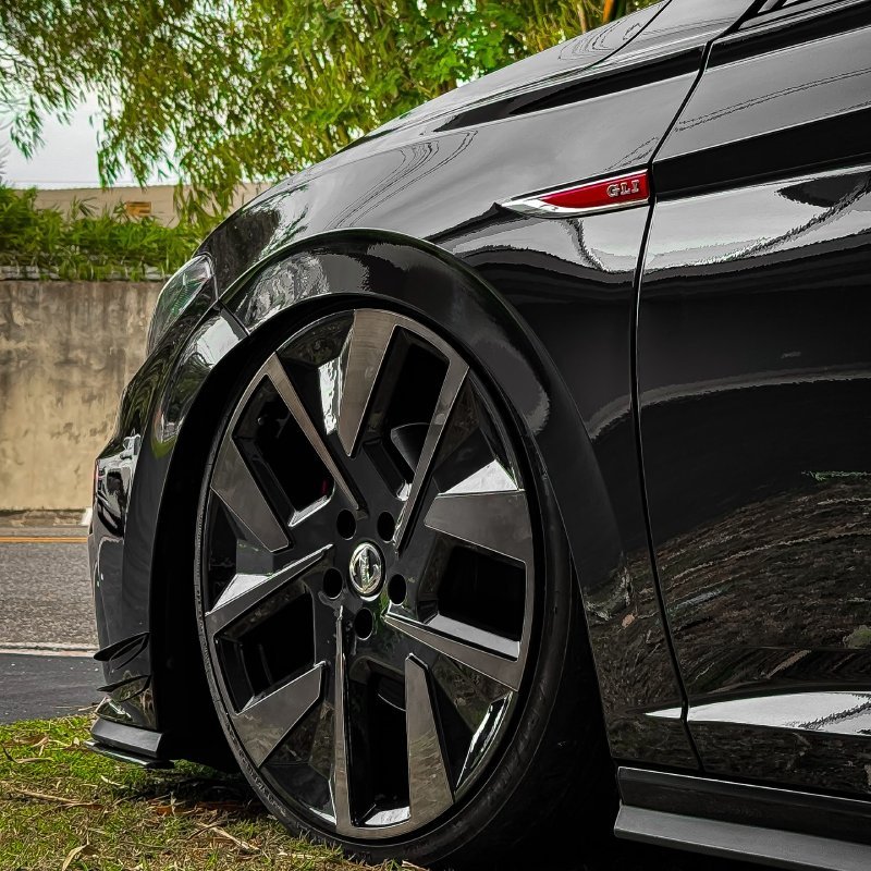 Detalhe da roda Zunky aro 20 no Jetta GLI, pneu de perfil baixo