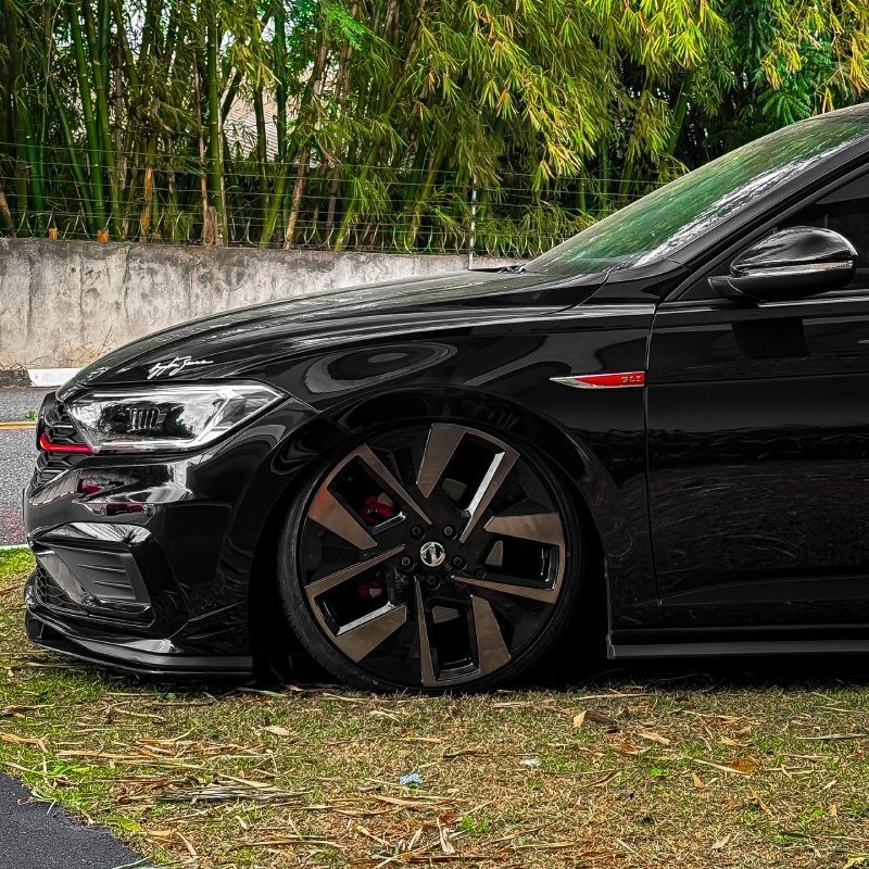 Close da roda Zunky aro 20 no Jetta GLI preto rebaixado