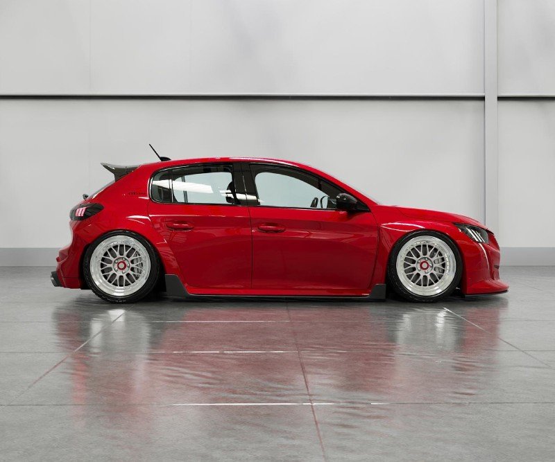 Peugeot 208 vermelho rebaixado visto de lado no estúdio 3D