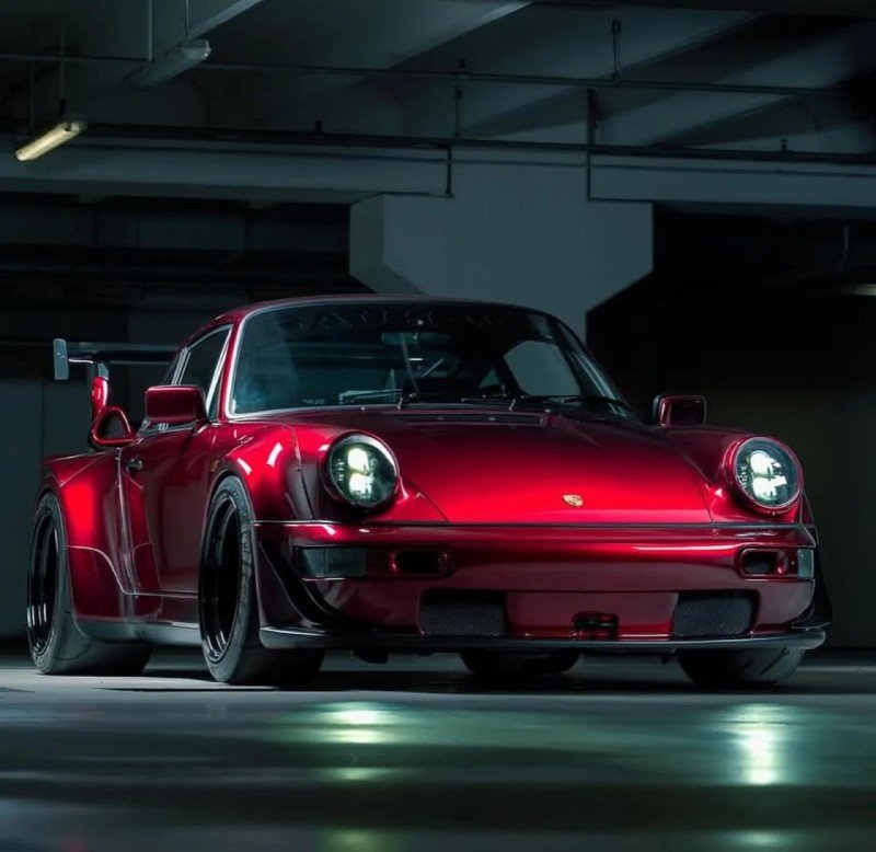 Porsche 964 RWB rebaixado em garagem, rodas grandes e pneus largos