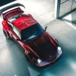 Porsche 964 RWB vermelho rebaixado com bodykit wide e asa traseira gigante