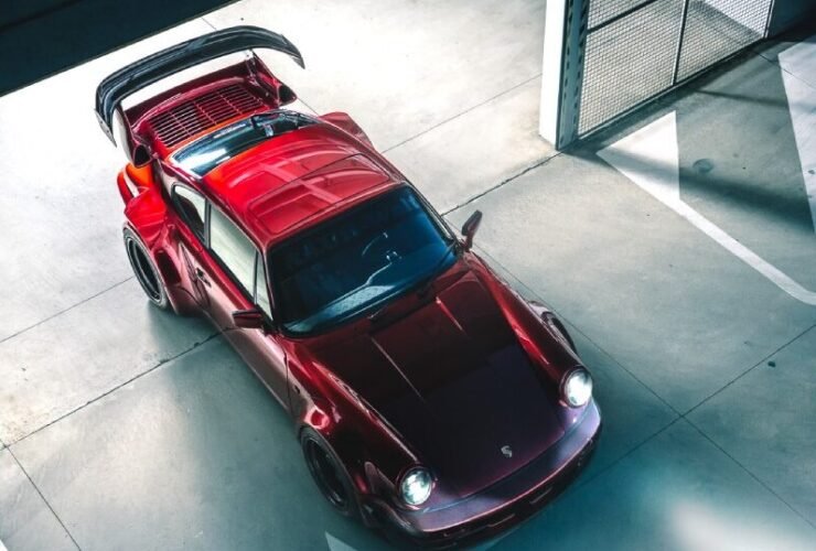 Porsche 964 RWB vermelho rebaixado com bodykit wide e asa traseira gigante