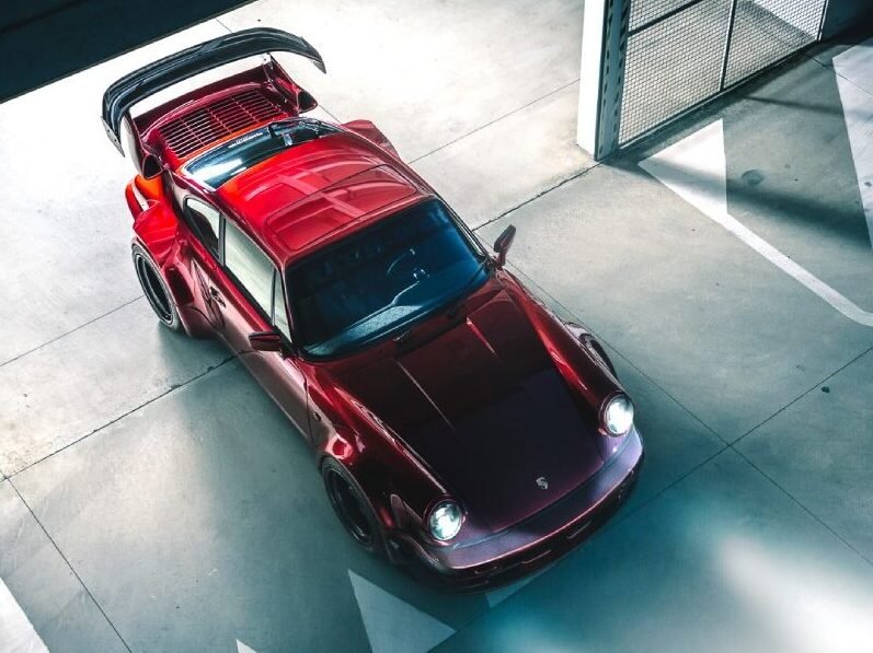Porsche 964 RWB vermelho rebaixado com bodykit wide e asa traseira gigante