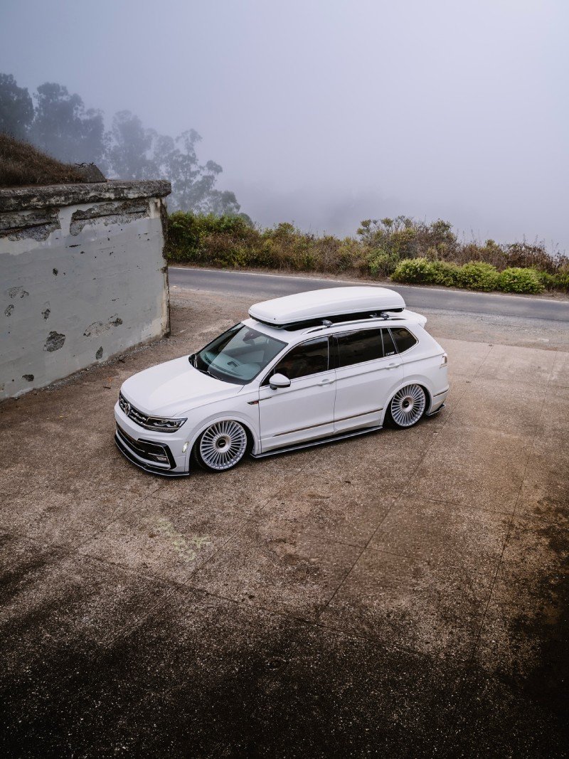 VW Tiguan rebaixada branca vista superior com neblina ao fundo