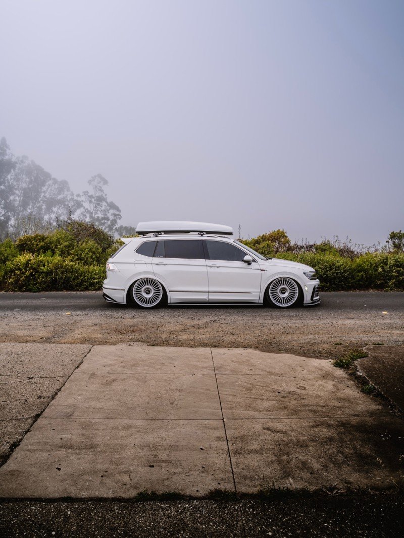 VW Tiguan rebaixada vista lateral completa com bagageiro de teto