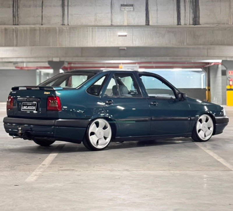 Fiat Tempra rebaixado com aerofólio e rodas esportivas