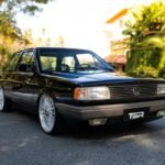 VW Voyage Sport 1994 preto rebaixado com rodas aro 18, ângulo de frente (três-quartos) em via urbana.