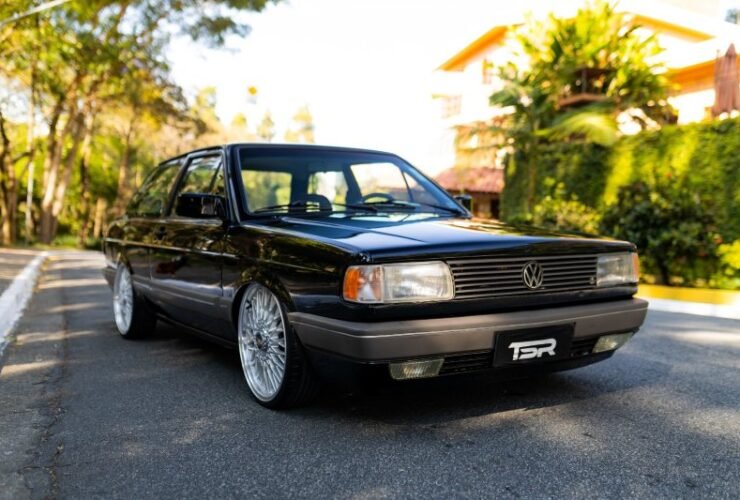 VW Voyage Sport 1994 preto rebaixado com rodas aro 18, ângulo de frente (três-quartos) em via urbana.