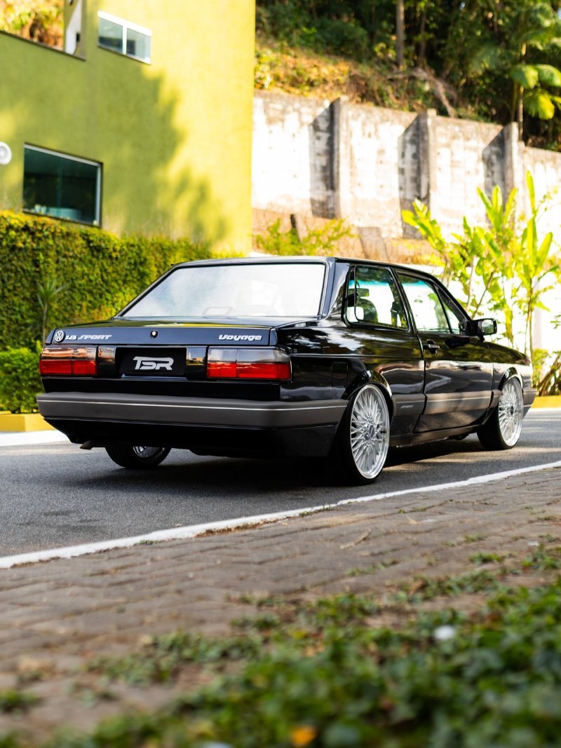 VW Voyage Sport 1994 rebaixado visto em três-quartos traseiro