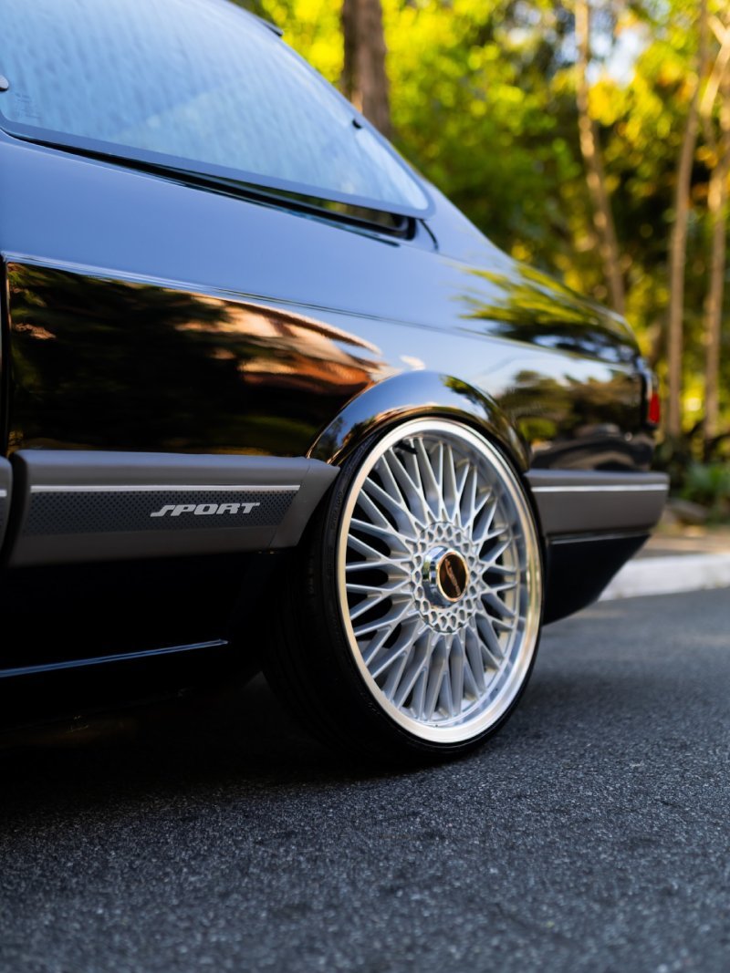 Detalhe do VW Voyage Sport com adesivo lateral Sport e roda raiada aro 18